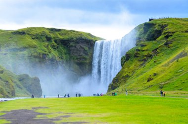 Skogafoss - İzlanda'nın güneyindeki büyük şelale 