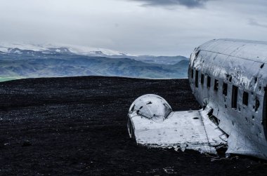 Uçak kazasında ıssız dağlar