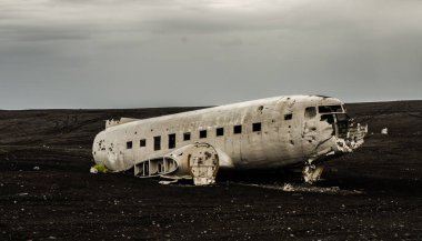 Uçak kazasında ıssız dağlar