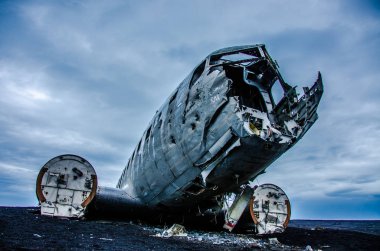 Uçak kazasında ıssız dağlar