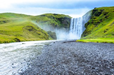 Skogafoss - İzlanda'nın güneyindeki büyük şelale 