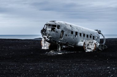 Uçak kazasında ıssız dağlar