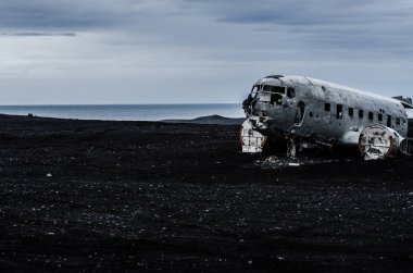 Uçak kazasında ıssız dağlar