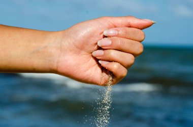 Güzel cennet Plajı'nda elinde beyaz kum kız vardır