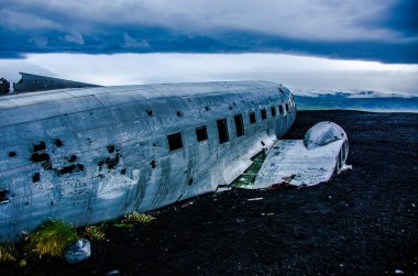 Uçak kazasında ıssız dağlar