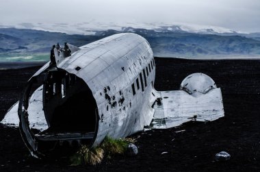Uçak kazasında ıssız dağlar