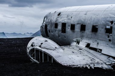 Uçak kazasında ıssız dağlar