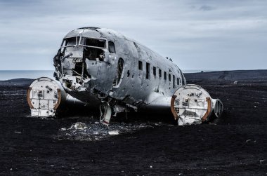 Uçak kazasında ıssız dağlar