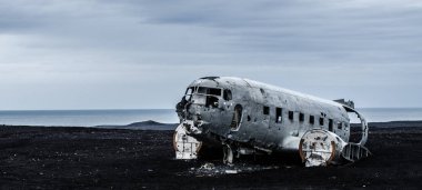 Uçak kazasında ıssız dağlar