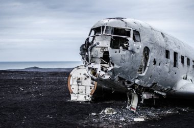 Uçak kazasında ıssız dağlar