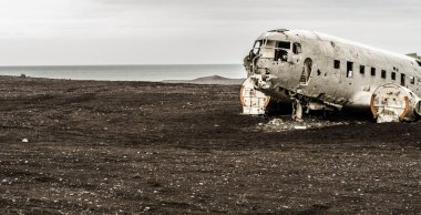 Uçak kazasında ıssız dağlar