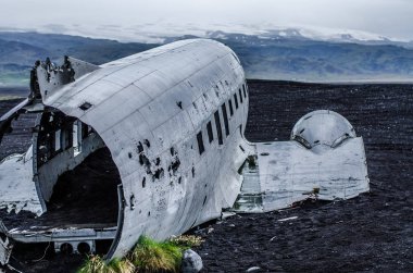 Uçak kazasında ıssız dağlar