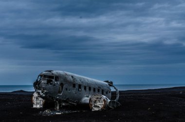 Uçak kazasında ıssız dağlar