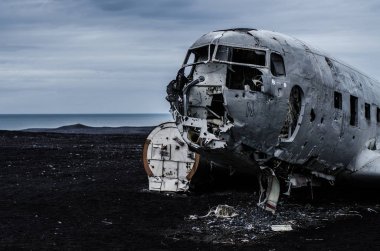 Uçak kazasında ıssız dağlar