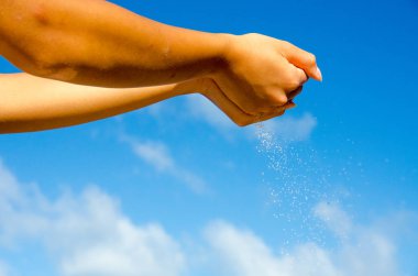 Güzel cennet Plajı'nda elinde beyaz kum kız vardır