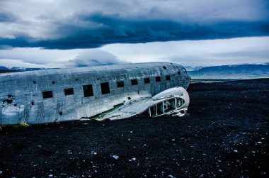 Uçak kazasında ıssız dağlar