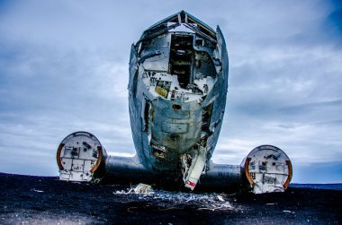 Uçak kazasında ıssız dağlar