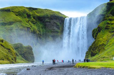 Skogafoss - İzlanda'nın güneyindeki büyük şelale 