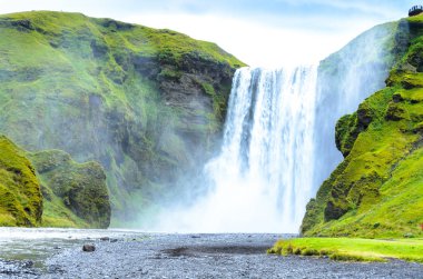 Skogafoss - İzlanda'nın güneyindeki büyük şelale 