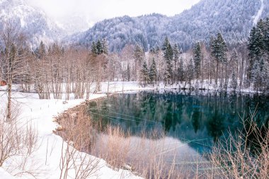 Trettach valley yakınındaki oberstdorf, Almanya pastoral Güney Bavyera yatay, kışın göl Christlessee