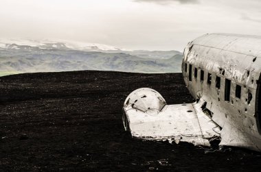 Uçak kazasında ıssız dağlar