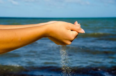 Güzel cennet Plajı'nda elinde beyaz kum kız vardır