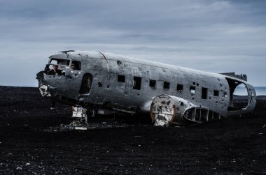 Uçak kazasında ıssız dağlar