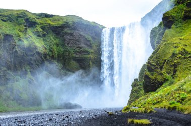 Skogafoss - İzlanda'nın güneyindeki büyük şelale