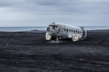 Uçak kazasında ıssız dağlar