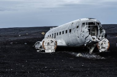 Uçak kazasında ıssız dağlar