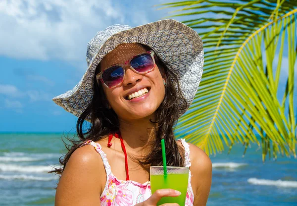 Belize - tatil tropikal hedef rekreasyon - cenneti Coast plajda kokteyl serinletici