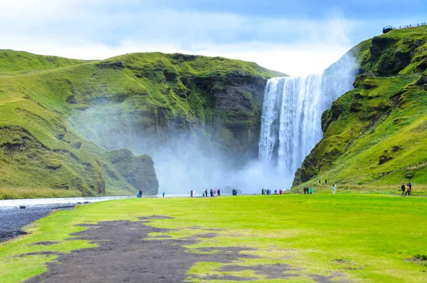 Skogafoss - İzlanda'nın güneyindeki büyük şelale 