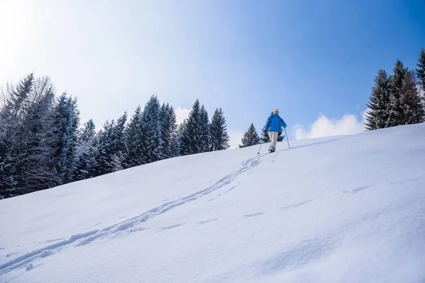 Caminhante Com Sapatos Neve Trilha Neve Paisagem Inverno Floresta Oberstdorf — Fotografia de Stock