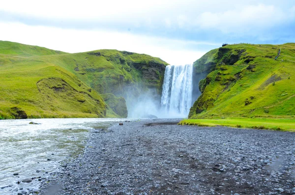 Skogafoss - İzlanda'nın güneyindeki büyük şelale 