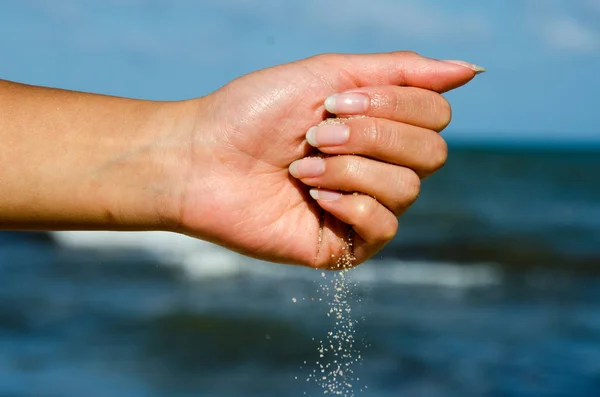 Meisje Heeft Wit Zand Hand Prachtige Paradijs Strand — Stockfoto