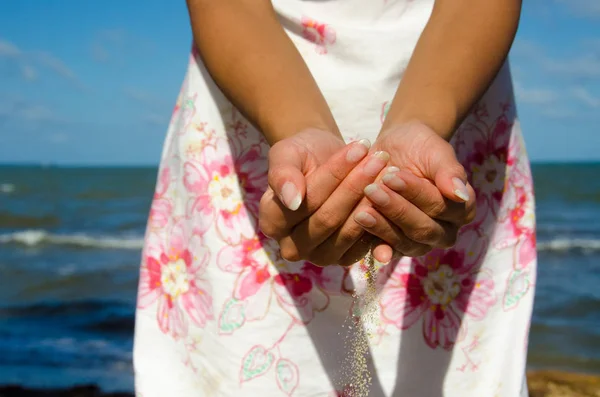 Mädchen Hat Weißen Sand Der Hand Schönen Paradiesstrand — Stockfoto