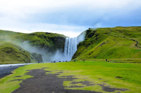 Skogafoss - İzlanda'nın güneyindeki büyük şelale 