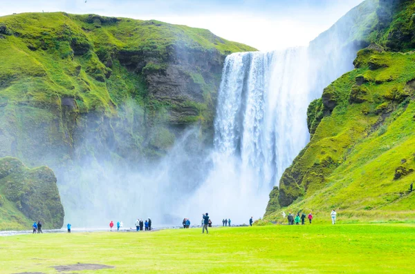 Skogafoss - İzlanda'nın güneyindeki büyük şelale 