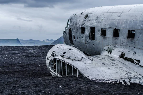 Uçak kazasında ıssız dağlar