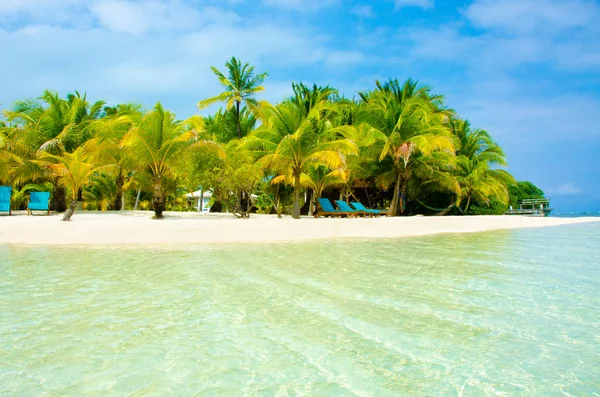 ベリーズ 休暇やリラックスのための熱帯のビーチを持つ小さなカリブ海の楽園島の南水 Caye — ストック写真