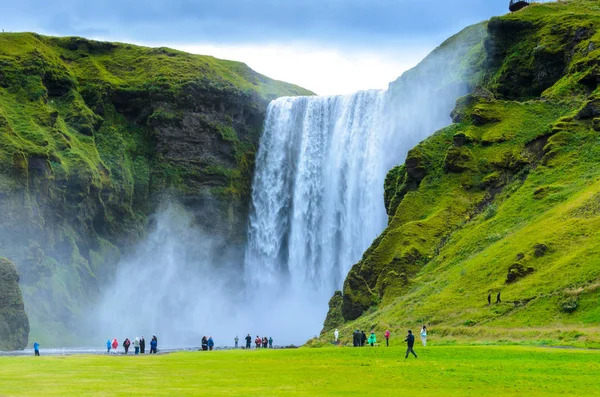 Skogafoss - İzlanda'nın güneyindeki büyük şelale 