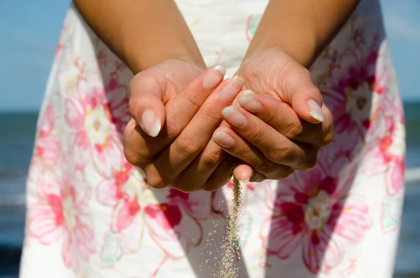 Mädchen Hat Weißen Sand Der Hand Schönen Paradiesstrand — Stockfoto