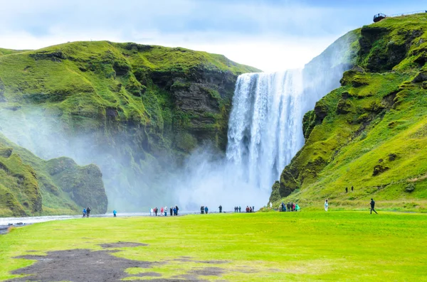 Skogafoss - İzlanda'nın güneyindeki büyük şelale 