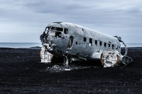 Uçak kazasında ıssız dağlar