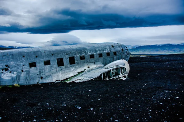 Uçak kazasında ıssız dağlar