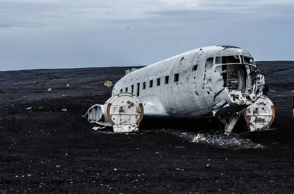Uçak kazasında ıssız dağlar