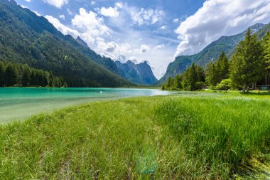 Göl Dobbiaco (Toblacher görmek, Lago di Dobbiaco) Dolomit Alpleri'nde, Güney Tirol, İtalya - seyahat hedef Avrupa'da