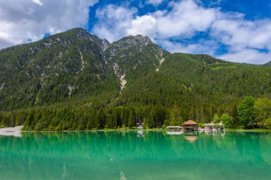 Göl Dobbiaco (Toblacher görmek, Lago di Dobbiaco) Dolomit Alpleri'nde, Güney Tirol, İtalya - seyahat hedef Avrupa'da