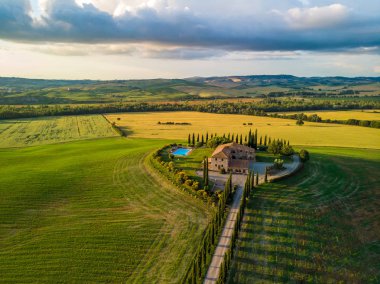 Güzel manzara sahne Toskana İtalya - selvi ağaçları beyaz yol boyunca - havadan görünümü - yakın Pienza, Toskana, İtalya