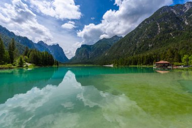 Göl Dobbiaco (Toblacher görmek, Lago di Dobbiaco) Dolomit Alpleri'nde, Güney Tirol, İtalya - seyahat hedef Avrupa'da